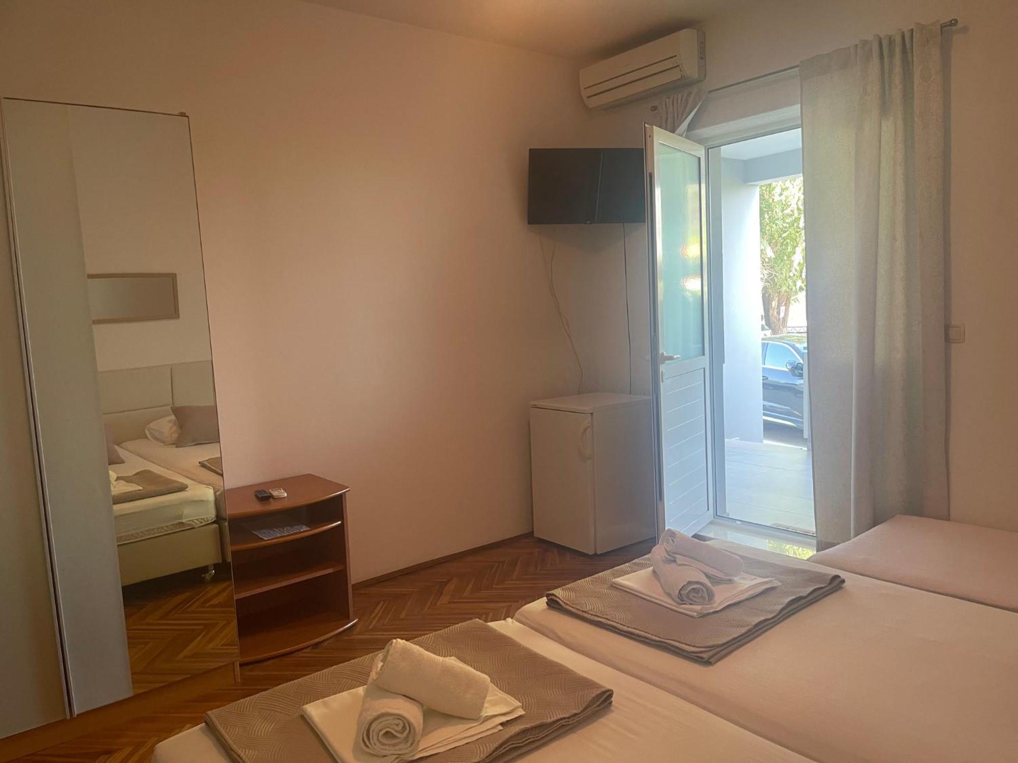Apartments Ante Omis Exterior photo