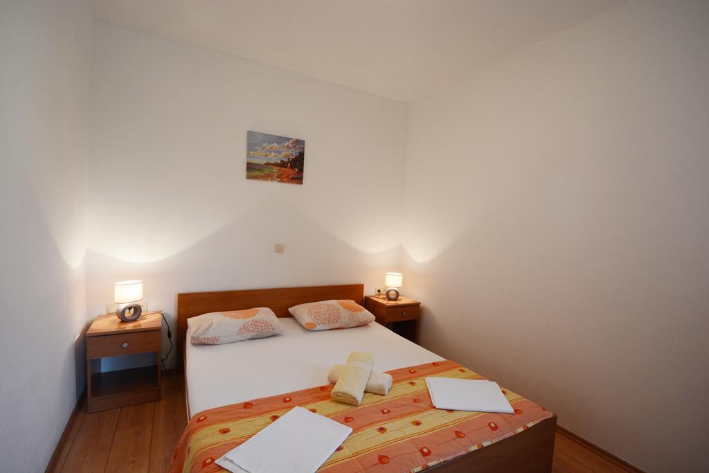 Apartments Ante Omis Exterior photo