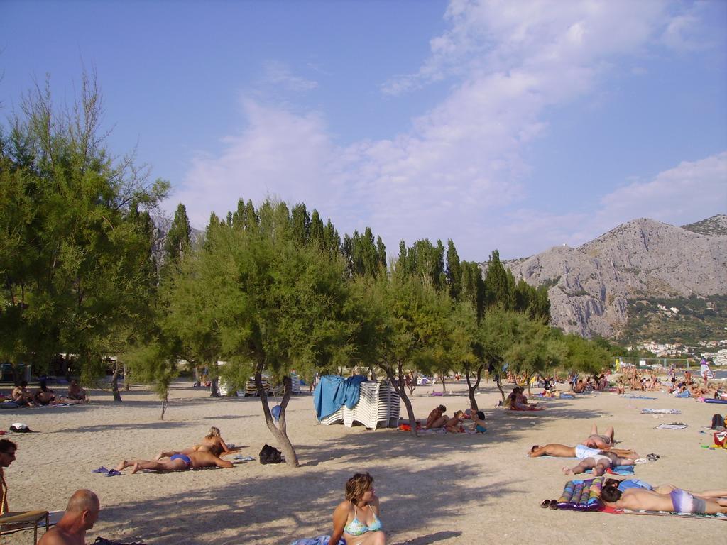 Apartments Ante Omis Exterior photo