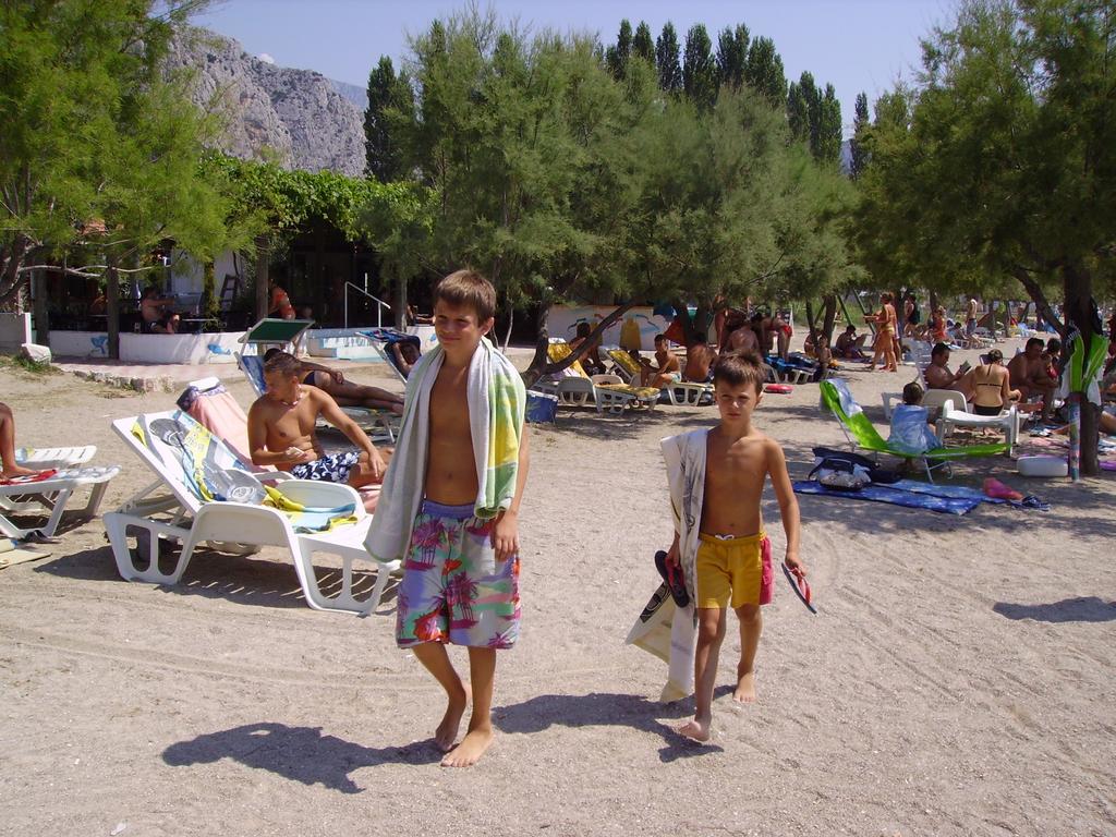 Apartments Ante Omis Exterior photo